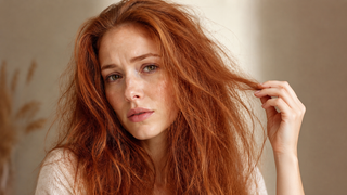 L’henné secca i capelli? La verità su secchezza, capelli crespi e impacchi tintori